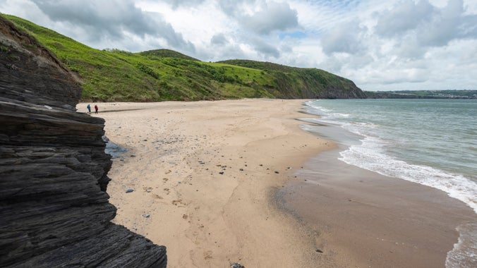 Golygfa dros draeth Penbryn, Ceredigion, Cymru
